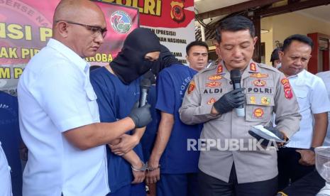 Kapolres Cimahi AKBP Aldi Subartono dan Kasat Narkoba AKP Tamwin Nopiansah.