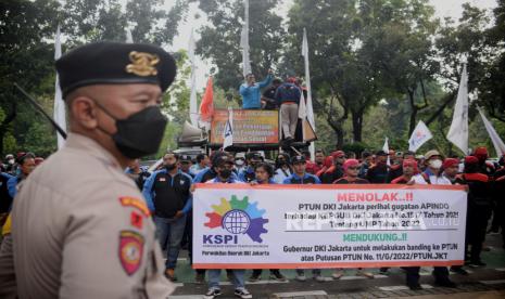 Sejumlah buruh melaksanakan aksi di Balai Kota DKI Jakarta, Rabu (20/7/2022). Pada aksi tersebut mereka menuntut Gubernur DKI Jakarta Anies Baswedan untuk melakukan banding terhadap putusan PTUN yang menurunkan nilai UMP DKI Jakarta tahun 2022 dari Rp 4.641.854 menjadi Rp 4.573.845 dan mendesak pengusaha tetap membayar upah sebesar Rp 4.641.854 selama belum ada putusan di tingkat banding. Republika/Putra M. Akbar