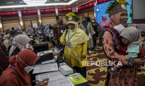 Peserta mengantre untuk melakukan e-voting pada Muktamar XIV Nasyiatul Aisyiyah di Jalan Pelajar Pejuang, Lengkong, Kota Bandung, Jumat (2/12/2022). Dalam sidang Pleno II Tanwir V tersebut beragendakan sosialisasi mekanisme pemilihan dan pemilihan calon sementara Pimpinan Pusat Nasyiatul Aisyiyah Periode 2022-2026. Republika/Abdan Syakura