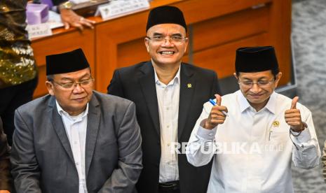 Menteri Agama Nasaruddin Umar (kanan) bersama Ketua Komisi VIII DPR Marwan Dasopang (tengah) dan Ketua Panitia Kerja (Panja) Biaya Haji 2025 Abdul Wachid (kanan) berfoto bersama usai mengikuti rapat kerja penetapan biaya haji 2025 bersama Komisi VIII DPR di Kompleks Parlemen, Senayan, Jakarta, Senin (6/1/2025). Panitia Kerja (Panja) Biaya Haji Komisi VIII DPR RI dan Pemerintah menyetujui Biaya Penyelenggaraan Ibadah Haji (BPIH) 2025 sebesar Rp89,4 juta dan jamaah calon haji membayar Biaya Perjalanan Ibadah Haji (Bipih) sebesar Rp55,4 juta per orang. 