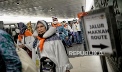 Calon jamaah haji saat bersiap menaiki pesawat di Terminal 2F Bandara Soekarno Hatta, Tangerang, Banten, Sabtu (4/6/2022).  Sebanyak 393 jamaah haji kloter pertama asal DKI Jakarta mulai diberangkatkan ke Madinah, Arab Saudi melalui Bandara Soekarno Hatta, Tangerang  Banten. Republika/Thoudy Badai