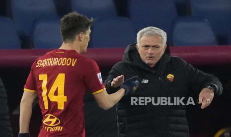 Jose Mourinho,sukses membawa AS Roma meraih gelar juara Liga Konferensi Eropa musim 2021/22. Roma menaklukkan Feyenoord, 1-0 pada final yang berlangsung di Air Albania Stadium, Tirana, Kamis (26/5) dini hari WIB.