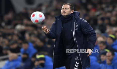 Pelatih Everton Frank Lampard bereaksi selama pertandingan sepak bola Liga Inggris antara Everton melawan Newcastle United di London, Inggris, 17 Maret 2022.