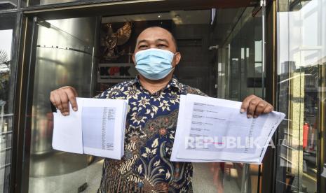 Koordinator Masyarakat Anti Korupsi Indonesia (MAKI) Boyamin Saiman menunjukan bukti baru sebelum diserahkan ke KPK terkait rangkaian perkara yang melibatkan Djoko Soegiarto Tjandra di Gedung KPK Merah Putih, Jakarta, Rabu (16/9/2020). Bukti tersebut diantaranya salinan percakapan antara Pinangki dengan Anita Kolopaking dan Djoko Tjandra yang menyebut istilah King Maker dan diduga sebagai sosok yang mempunyai kendali pembebasan Djoko Tjandra dari Fatwa Mahkamah Agung (MA). .