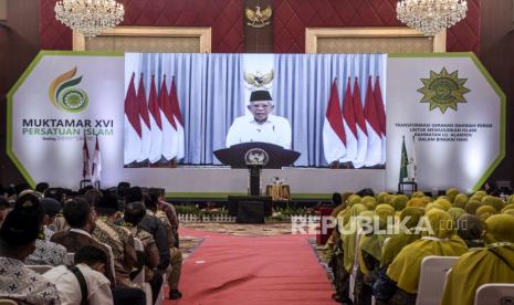 Wakil Presiden Maruf Amin memberikan sambutan secara daring pada pembukaan Muktamar XVI Persatuan Islam di Soreang, Kabupaten Bandung, Sabtu (24/9/2022). Muktamar XVI Persatuan Islam (Persis) yang dilaksanakan pada 23-26 September 2022 tersebut mengusung tema Transformasi Gerakan Dakwah Persis Untuk Mewujudkan Islam Rahmatan Lil Alamien Dalam Bingkai NKRI. Ma'ruf Amin Minta Ormas Islam Galakkan Islam Wasathiyyah