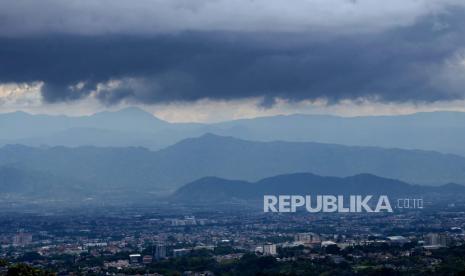 Awan hitam menggelayut di atas Bandung Raya. Menghadapi cuaca ekstrim yang kerap terjadi saat ini, Badan Penanggulangan Bencana Daerah (BPBD) Jawa Barat menghimbau masyarakat khususnya yang tinggal di wilayah beresiko tinggi agar selalu waspada.