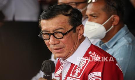 Menteri Hukum dan HAM Yasonna Laoly menyampaikan keterangan usai mengunjungi lokasi kebakaran Lapas Kelas I Tangerang di Kota Tangerang, Banten, Rabu (8/9/2021). Menkumham akan membentuk lima tim untuk menindaklanjuti peristiwa kebakaran di Lapas Kelas I Tangerang yang menyebabkan 41 orang meninggal dunia. 