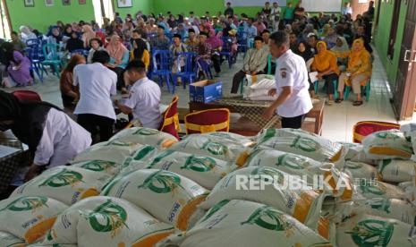 Warga antre mendapatkan bantuan beras saat penyaluran bantuan Cadangan Pangan Pemerintah (CPP) tahap lima tahun 2024 di Kemloko, Kranggan, Temanggung, Jawa Tengah, Rabu (5/6/2024). Pemerintah melalui Bapanas dan Bulog melanjutkan program bantuan pangan CPP berupa beras 10 kilogram per bulan sampai Juni 2024 yang disalurkan kepada 22 juta keluarga penerima manfaat di seluruh Indonesia. 