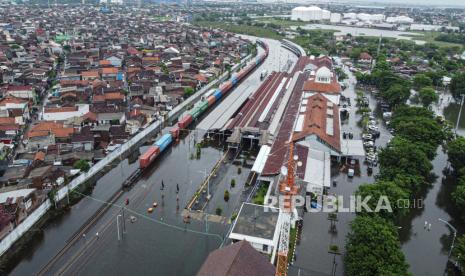 Foto udara suasana jalur kereta api dan areal stasiun yang terendam banjir di Stasiun Tawang, Semarang, Jawa Tengah, Kamis (14/3/2024). Banjir yang merendam stasiun dengan ketinggian air dari 30 cm - 100 cm akibat intensitas hujan tinggi sejak Rabu (13/3/2024) di daerah itu menyebabkan pelayanan kereta api terganggu serta sejumlah rute perjalanan kereta api dibatalkan dan dialihkan ke rute kota lain baik kedatangan mapupun keberangkatan. PT KAI (Persero) melakukan rekayasa perubahan pola operasi guna mengatur perjalanan KA menghindari kawasan banjir.  