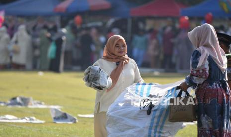 Bupati Sleman, Kustini Sri Purnomo, melaksanakan sholat Idul Fitri di Lapangan Dengggung, Sleman, Jumat (21/4/2023) pagi.