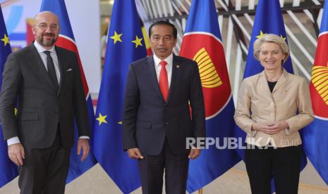  Presiden Komisi Eropa Ursula von der Leyen (kanan) dan Presiden Dewan Eropa Charles Michel (kiri) berpose bersama Presiden Joko Widodo saat kedatangan KTT UE-ASEAN di Brussel, Rabu, 14 Desember 2022.  Indonesia dan Uni Eropa (UE) berhasil mencapai kemajuan signifikan dalam pembahasan teks, terutama penyelesaian Bab Praktik Penyusunan Regulasi/Good Regulatory Practice (GRP) dan bagian Indikasi Geografis Bab Hak Kekayaan Intelektual pada Comprehensive Economic Partnership Agreement (CEPA).