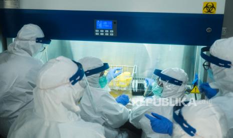 Sejumlah dokter sedang berdiskusi saat melakukan ekstraksi dengan metode Polymerase Chain Reaction (PCR) di ruang Laboratorium Biosafety II di RSUD Doris Sylvanus Palangkaraya, Kalimantan Tengah, Rabu (6/5/2020). Ilustrasi