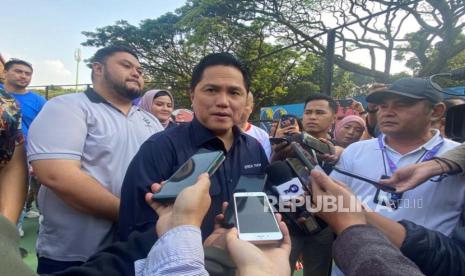 Menteri BUMN RI Erick Thohir menghadiri kegiatan Road to FIBA Basketball World Cup 2023 di Lapangan Basket Saparua, Kota Bandung, Sabtu (19/8/2023).