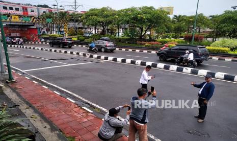 Wisatawan berfoto di ruas jalan yang ditutup menuju Malioboro di Timur Parkir Terpadu Abu Bakar Ali, Yogyakarta. Pemkot Yogyakarta membuka Jalan Malioboro untuk kendaraan saat libur lebaran.