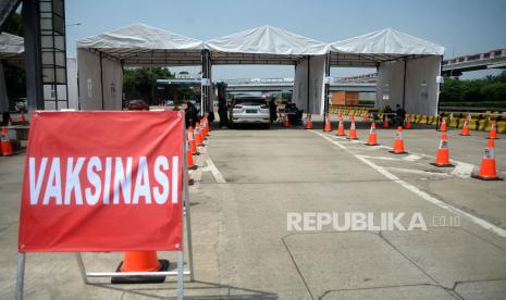 Warga dengan menggunakan kendaraan roda empat mengikuti vaksinasi secara Drive Thru di Jalan Tol Jagorawi, Jakarta, Rabu (1/9). PT Jasa Marga (Persero) Tbk bersama Mabes TNI melalui Badan Intelijen Strategis (BAIS) TNI menggelar Vaksinasi Drive Thru di Jalan Tol Jagorawi mulai dari tanggal 1 September hingga 30 September 2021 sebagai bentuk penanganan pandemi COVID-19 serta dalam rangka mempercepat program vaksinasi nasional.Prayogi/Republika.