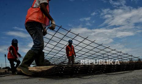 Pekerja menyelesaikan proyek pembangunan sirkuit Formula E di kawasan Taman Impian Jaya Ancol, Jakarta. Formula E diharapkan bangkitkan antusias publik terhadap balap mobil.