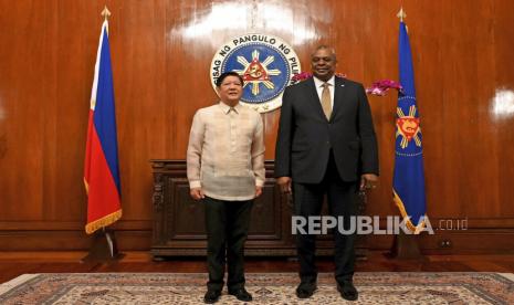  Menteri Pertahanan A.S. Lloyd James Austin III (kanan)  berpose dengan Presiden Filipina Ferdinand Marcos Jr pada kunjungan kehormatan di Istana Malacanang di Manila, Filipina, Kamis (2/2/2023).