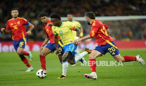 Penyerang Brasil Vinicius Jr (kedua kanan) diapit para pemain Spanyol dalam laga persahabatan pada Rabu (27/3/2024) dini hari WIB,