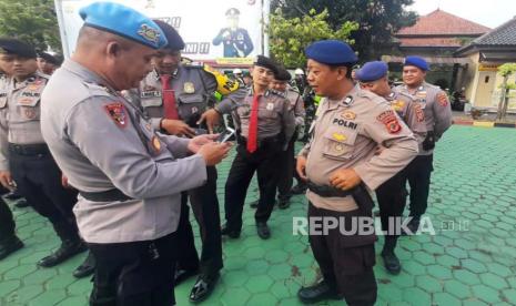 Propam Polres Indramayu periksa HP milik anggota polisi untuk memastikan ada tidaknya anggota yang terlibat dalam judi online, Selasa (5/9/2023). 