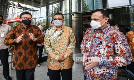  Presiden Perpanjang Jabatan Kepala LAN. Foto: Menteri Pendayagunaan Aparatur Negara dan Reformasi Birokrasi Tjahjo Kumolo (kiri) bersama Kepala Lembaga Administrasi Negara (LAN) Adi Suryanto (tengah) dan Ketua KPK Firli Bahuri (kanan) menjawab pertanyaan wartawan seusai mengadakan pertemuan di Gedung KPK, Jakarta, Selasa (6/10/2020). Pertemuan tersebut untuk melakukan kerja sama antara LAN dan KPK dalam memberantas tindak pidana korupsi. 