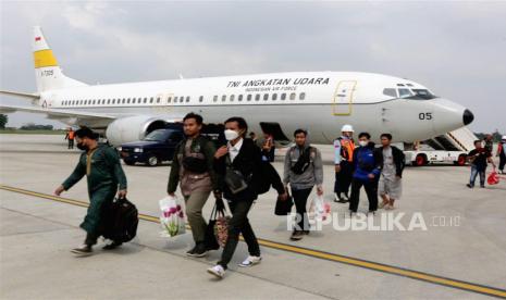 Warga Negara Indonesia (WNI) yang dievakuasi dari Sudan turun dari pesawat Boeing 737 TNI AU sesaat setelah tiba di pangkalan udara Halim Perdanakusuma di Jakarta, Senin (1/5/2023). Pemerintah Indonesia mengevakuasi sedikitnya 75 orang dari total lebih dari 800 orang dari Sudan, di mana bentrokan bersenjata antara militer Sudan dan kelompok paramiliter saingan telah terjadi di ibu kota Khartoum dan bagian lain negara itu sejak 15 April 2023