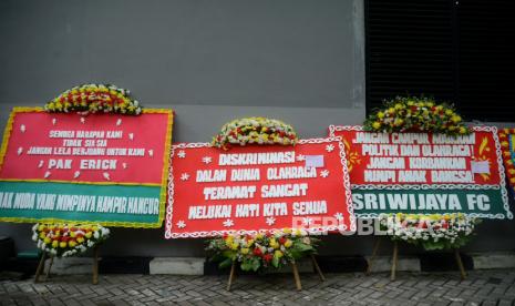 Deretan karangan bunga yang berisi respons keputusan FIFA atas dibatalkannya Indonesia menjadi Tuan rumah Piala Dunia U-20 di Kantor PSSI, GBK Arena, Jakarta, Kamis (30/3/2023). Karangan Bunga ini ditujukan sebagai bentuk ungkapan kesedihan dan dukungan kepada PSSI sekaligus suntikan semangat kepada Ketua Umum PSSI Erick Thohir untuk tidak lelah mengurus sepak bola Indonesia