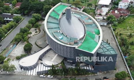 Foto udara Museum Tsunami Aceh di Banda Aceh, Kamis (11/11/2021). Museum tsunami Aceh hasil rancangan arsitek Indonesia Ridwan Kamil tersebut merupakan sebuah struktur empat lantai dengan luas 2.500 meter yang dibangun untuk mengenang korban bencana tsunami Aceh pada 26 Desember 2004 sekaligus menjadi pusat edukasi tentang keselamatan dan pusat evakuasi jika terjadi bencana. Museum Tsunami Aceh Tetap Buka Selama Libur Idul Fitri