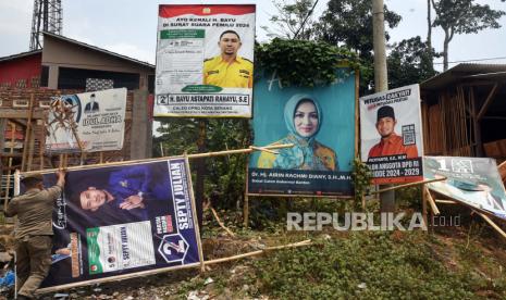 Anggota Polisi Pamongpraja mencabut alat peraga kampanye calon legislatif di Jalan Takari Kota Serang, Banten, Jumat (27/10/2023). Petugas menertibkan berbagai alat peraga kampanye yang menyalahi aturan untuk menjaga ketertiban, kebersihan dan keindahan lingkungan kota. 