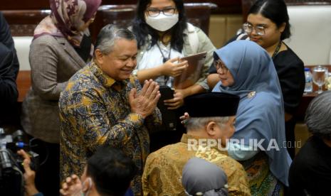 Calon Tunggal Gubernur Bank Indonesia (BI) Perry Warjiyo usai mengikuti fit and proper test oleh Komisi XI DPR di Kompleks Parlemen Senayan, Jakarta, Senin (20/3/2023). Komisi XI DPR RI sepakat memilih Perry Warjiyo untuk kembali menjabat sebagai Gubernur Bank Indonesia (BI) untuk periode 2023-2028 setelah melalui proses uji kelayakan dan kepatutan atau fit and proper test.