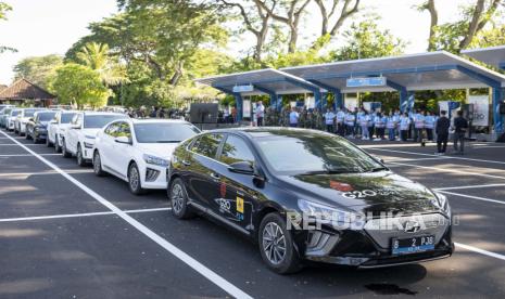 Kendaraan listrik berbaris saat mempersiapkan KTT G20 mendatang di Nusa Dua, Bali, Indonesia, 01 November 2022. Indonesia akan menggunakan sekitar 500 mobil listrik sebagai kendaraan dinas selama KTT G20 di Bali pada 2022. Tujuannya untuk mendorong penggunaan yang lebih luas dari kendaraan berbasis energi alternatif di Indonesia. Bali akan menjadi tuan rumah KTT Kepala Negara dan Pemerintahan Kelompok 20 (G20) ke-17 pada 15-16 November 2022.