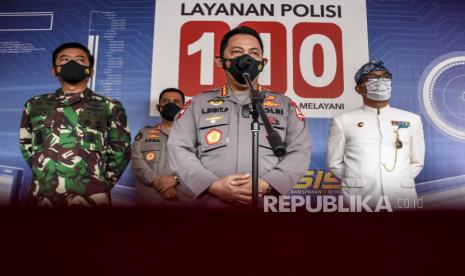 Kapolri Jenderal Pol Listyo Sigit Prabowo (tengah) didampingi Panglima TNI Marsekal TNI Hadi Tjahjanto (kiri), Gubernur Jawa Barat Ridwan Kamil (kanan) dan Kadiv Humas Mabes Polri Irjen Pol Argo Yuwono (belakang) memberikan keterangan pers usai meluncurkan Layanan Polisi 110 di Mapolda Jawa Barat, Kota Bandung, Kamis (20/5). Kepolisian Negara Republik Indonesia meluncurkan layanan contact center 110 yang bertujuan untuk mempermudah akses masyarakat untuk mendapatkan pelayanan dari kepolisian. Masyarakat dapat melakukan panggilan ke nomor akses 110 secara gratis yang langsung terhubung dengan kepolisian yang memberikan layanan berupa informasi, pelaporan dan pengaduan. Foto: Republika/Abdan Syakura