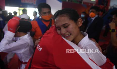 Sejumlah karateka DKI Jakarta berselebrasi usai memastikan medali emas karate nomor kumite beregu putri PON Papua di Jayapura, Papua, Kamis (14/10/2021). DKI Jakarta berhasil meraih emas setelah menang 2-1 atas Sumatera Utara. 