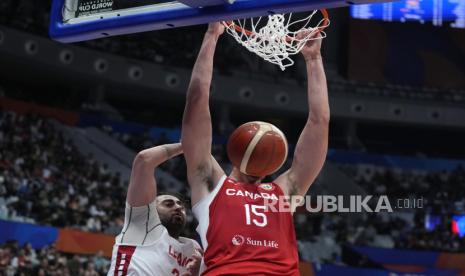 Center Kanada Zach Edey (15) melakukan dunk melawan penyerang Lebanon Hayk Gyokchyan (24) pada pertandingan grup H Piala Dunia Bola Basket antara Kanada dan Lebanon di Stadion Indonesia Arena di Jakarta, Indonesia, Ahad, (27/8/2023).