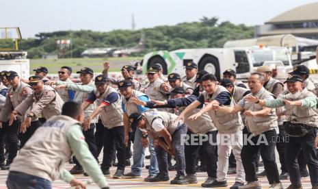 Anggota tim Emergency Medical Team (EMT) melakukan yel-yel saat pelepasan bantuan kemanusiaan sebelum keberangkatan ke Turki di Lanud Halim Perdanakusuma, Jakarta, Senin (13/2/2023). Pemerintah Indonesia kembali melepas bantuan kemanusiaan untuk Pemerintah Turki berupa dukungan tim EMT beranggotakan 122 orang yaitu gabungan dari BNPB, Kemenkes, TNI dan Polri. 