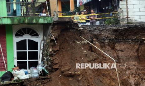 Kondisi rumah di bantaran sungai Ciliwung yang terdampak banjir bandang  di Kampung Pensiunan, Desa Tugu Selatan, Cisarua, Kabupaten Bogor, Jawa Barat, Senin (3/3/2025). BPBD Kabupaten Bogor, Jawa Barat mencatat sebanyak 423 jiwa di Kampung Pensiunan tersebut terdampak bencana banjir akibat luapan Sungai Ciliwung. 