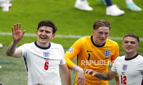 Bek Inggris Harry Maguire (kiri) kiper Jordan Pickford (tengah) dan bek Kieran Trippier merayakan akhir babak 16 besar Euro 2020 antara Inggris dan Jerman di Stadion Wembley, Inggris, Selasa (29/6). Tercatat selama perhelatan Piala Eropa 2020, Jordan Pickford berhasil mengemas 1,3 penyelamatan per laga dan passing akurat mencapai 65 persen. Selain itu, Jordan Pickford juga berhasil menjaga gawang dengan sempurna tanpa kebobolan selama empat kali pertandingan Piala Eropa 2020. (John Sibley/Pool via AP)Putra M. AKbar