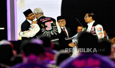 Capres nomor urut 1 Anies Baswedan (kiri) menyapa capres nomor urut 3 Ganjar Pranowo  pada sesi debat kelima capres Pemilu 2024 di Jakarta Convention Center (JCC), Jakarta, Ahad (4/2/2024). Debat terakhir capres ini mengangkat tema besar yakni kesejahteraan sosial, pembangunan SDM, dan inklusi dengan subtema meliputi pendidikan, kesehatan, ketenagakerjaan, kebudayaan, teknologi informasi, kesejahteraan sosial, dan inklusi. Debat akan berlangsung mulai pukul 19.00 WIB dan akan dimulai dengan pemaparan visi-misi dan program dari capres nomor urut 2 Prabowo Subianto.