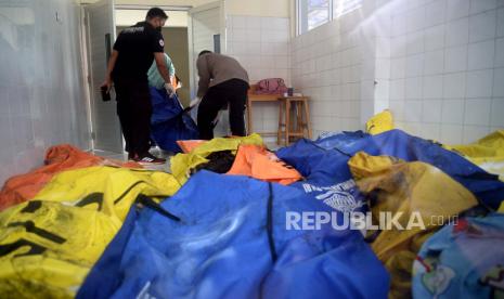 Petugas membawa kantong jenazah korban kebakaran Lembaga Pemasyarakatan (Lapas) Kelas I Tangerang untuk dinaikan kedalam ambulance di RSUD Kabupaten Tangerang, Banten, Rabu (8/9). Sebanyak 41 warga binaan tewas akibat kebakaran yang membakar Blok C2 pada Rabu dini hari tersebut.Prayogi/Republika