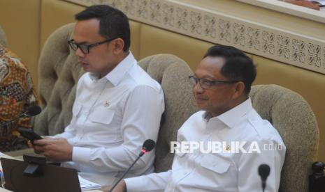 Menteri Dalam Negeri Muhammad Tito Karnavian bersama Wakil Menteri Dalam Negeri Bima Arya Sugiarto saat rapat kerja dengan Komisi II DPR di Kompleks Parlemen, Senayan, Jakarta, Rabu (22/1/2025).