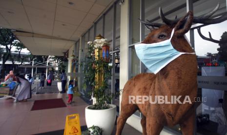 Patung hewan dipasangi masker kain sebagai kampanye pencegahan penyebaran Covid-19 di pusat perbelanjaan Botani Square, Bogor, Jawa Barat, Ahad (10/5/2020). Bogor akan menyegel sementara pusat perbelanjaan yang mengabaikan aturan pembatasan sosial berskala besar.