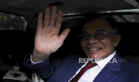 Pemimpin oposisi Malaysia Anwar Ibrahim melambai kepada wartawan ketika ia meninggalkan Istana Kerajaan setelah pertemuan dengan raja Malaysia di Kuala Lumpur, Malaysia, 13 Oktober 2020. Anwar, yang selama ini mengaku mendapat dukungan dari mayoritas anggota parlemen diminta untuk membentuk pemerintah, bertemu dengan raja setelah pertemuan sebelumnya diduga dibatalkan karena kondisi kesehatan raja yang buruk.