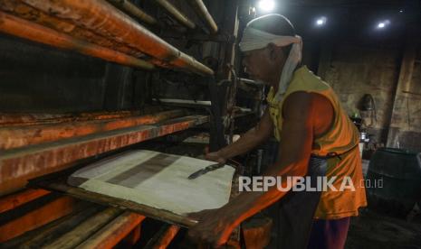 Perajin tahu memproduksi tahu berbahan kedelai di salah satu sentra rumah industri tahu di Kabupaten Batang, Jawa Tengah, Selasa (5/1/2021). Menurut salah satu  produsen tahu setempat, produksi tahu sempat tutup 1-2 hari akibat dampak naiknya kedelai import dari harga Rp.7.000 menjadi Rp.9.000 per kilogram dan produsen berharap pemerintah tidak bergantung lagi dengan kedelai import melainkan lebih mengutamakan kedelai lokal karena kualitas lebih bagus daripada kedelai import. 