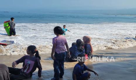 Suasana Pantai Sayang Heulang di Kecamatan Pameungpeuk, Kabupaten Garut, Ahad (23/4/2023).