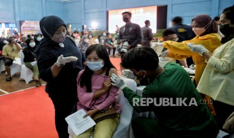 Tenaga kesehatan menyuntikan vaksin booster atau vaksin penguat saat gelaran Vaksin Covid-19 Serentak di Gelanggang Olahraga Remaja (GOR) Radio Dalam, Jakarta Selatan, Selasa (8/3/2022). Vaksinasi tersebut serentak digelar di seluruh Indonesia yang diselenggarakan oleh Kepolisian Republik Indonesia dengan target penyaluran vaksin sebanyak 1.114.750 dosis. Republika/Thoudy Badai