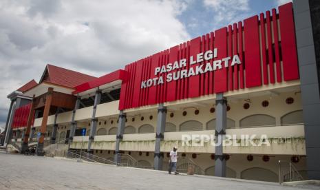 Pekerja melintas di depan bangunan Pasar Legi, Solo, Jawa Tengah, Senin (6/12/2021). Pasar Legi yang terbakar pada 2018 lalu saat ini telah selesai direvitalisasi dengan kapasitas bangunan pasar sekitar 316 kios dan 2.110 los yang dilengkapi dengan sistem keamanan kebakaran modern (sensor panas penyemprot otomatis) dan rencananya akan diresmikan pada Januari 2022 mendatang. 