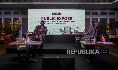 CEO Mahaka Radio Integra Adrian Syarkawie (kiri) bersama Direktur Mahaka Radio Integra Maria Natalina Sindhikara usai memberikan paparan saat public expose di Jakarta, Rabu (19/8). PT Mahaka Radio Integra berhasil mencatatkan pendapatan bersih sebesar Rp 149,90 miliar dan laba komperhensif tahun berjalan sebesar Rp 31,04 miliar untuk tahun 2019. Republika/Putra M. Akbar