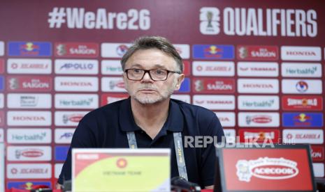   Pelatih Vietnam Philippe Troussier 