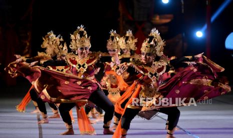 Seniman menampilkan tarian saat Pementasan Pembukaan Pesta Kesenian Bali (PKB) ke-44 tahun 2022 di Taman Budaya Bali, Denpasar, Bali, Ahad (12/6/2022). Pesta Kesenian Bali ke-44 akan diselenggarakan hingga 10 Juli 2022 dengan melibatkan sebanyak 16.150 seniman dan 200 sanggar serta komunitas seni dari sejumlah daerah di Indonesia. 