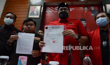 Ketua DPD PDIP Jawa Barat Ono Surono bersama Gerakan Mahasiswa Pasundan (Gema Pasundan) memberikan keterangan pers terkait permohonan pemberian sanksi kepada Arteria Dahlan atas peryataannya yang membuat gaduh masyarakat suku Sunda, di Gedung DPD PDIP Jawa Barat, Kota Bandung, Kamis (20/1/2022). Kader PDIP Jawa Barat meminta klarifikasi dan permohonan maaf serta sanksi berat kepada Arteria Dahlan dari DPR RI dan DPP PDIP.