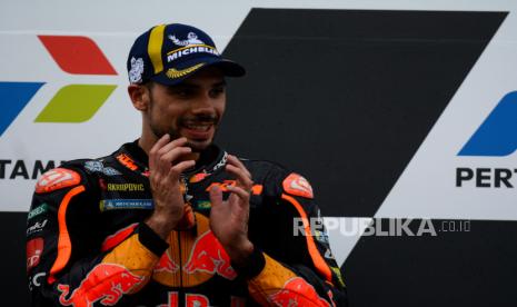 Pembalap Red Bull KTM Factory Racing Miguel Oliveira berada di podium usai berhasil menjadi juara pertama balapan MotoGP Seri Pertamina Grand Prix of Indonesia 2022 di Pertamina Mandalika International Street Circuit, Lombok Tengah, NTB, Ahad (20/3/2022). Usai kemenangan Oliveira itu, tampaknya tim KTM kini bisa masuk perhitungan sebagai penantang gelar musim ini.